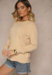 Renee - Ciemnobeżowy Sweter o Klasycznym Kroju z Ozdobnymi Guziczkami po Bokach Melornia. Okazja: na co dzień. Kolor: beżowy. Styl: klasyczny #3