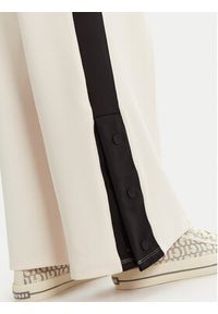 Guess Spodnie dresowe V5RB00 KCO72 Écru Regular Fit. Materiał: syntetyk #3