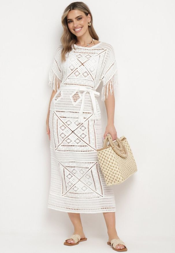 Born2be - Biała Pudełkowa Sukienka Maxi z Szydełkowej Tkaniny z Frędzelkami Sasori. Okazja: na co dzień. Kolor: biały. Materiał: tkanina. Długość rękawa: krótki rękaw. Styl: casual. Długość: maxi