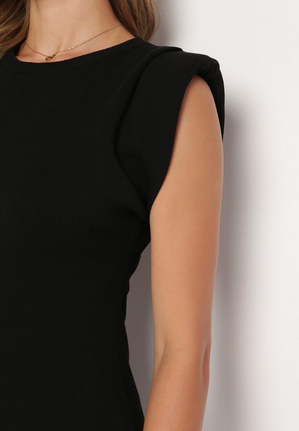 Born2be - Czarna Sukienka Bodycon z Prążkowanej Dzianiny z Rozcięciem Roleria. Okazja: na co dzień. Kolor: czarny. Materiał: dzianina, prążkowany. Długość rękawa: bez rękawów. Typ sukienki: bodycon. Styl: elegancki, casual