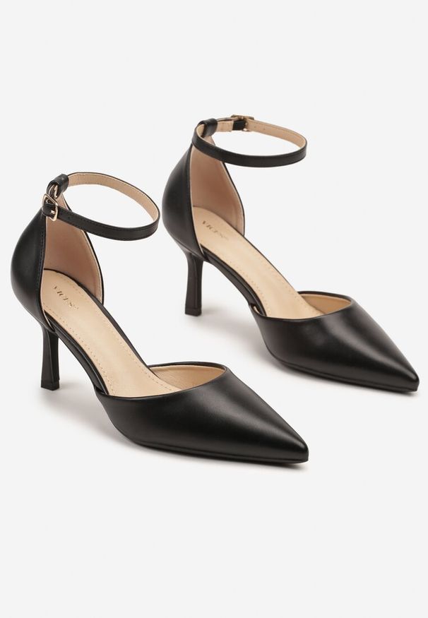 Renee - Czarne Czółenka Vices na Szpilkowym Obcasie z Noskiem w Szpic i Sprzączką Ulandorea. Okazja: na co dzień. Zapięcie: sprzączka. Kolor: czarny. Materiał: jeans. Obcas: na obcasie. Styl: casual, elegancki, klasyczny. Wysokość obcasa: średni