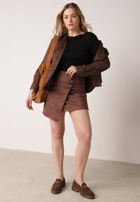 Born2be - Czarny Wiskozowy T-shirt o Dopasowanym Kroju z Dekoltem w Łódkę Idahphaeia. Okazja: na co dzień, do pracy, na spotkanie biznesowe. Kolor: czarny. Materiał: wiskoza. Wzór: aplikacja. Styl: biznesowy, klasyczny, casual #2