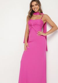 Born2be - Fuksjowa Taliowana Sukienka Ozdobiona Szalem i Marszczeniem Melovea. Okazja: na co dzień. Kolor: różowy. Materiał: skóra. Długość rękawa: na ramiączkach. Wzór: aplikacja. Styl: casual, elegancki #5