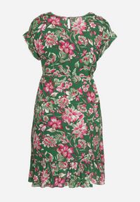 Born2be - Zielona Bawełniana Sukienka w Kwiaty o Pudełkowym Fasonie ze Sznurkiem w Talii Risallise. Okazja: na spacer, na imprezę. Kolor: zielony. Materiał: bawełna. Długość rękawa: krótki rękaw. Wzór: kwiaty. Styl: wizytowy, retro #6