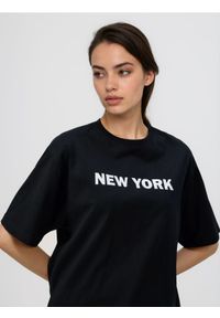 Reserved - T-shirt z nadrukiem - czarny. Kolor: czarny. Materiał: bawełna. Wzór: nadruk