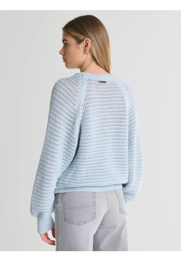 Big-Star - Sweter damski o ażurowym splocie błękitny Funia 400. Kolor: niebieski. Materiał: jeans. Długość rękawa: raglanowy rękaw. Wzór: ażurowy, ze splotem. Sezon: wiosna. Styl: elegancki, klasyczny