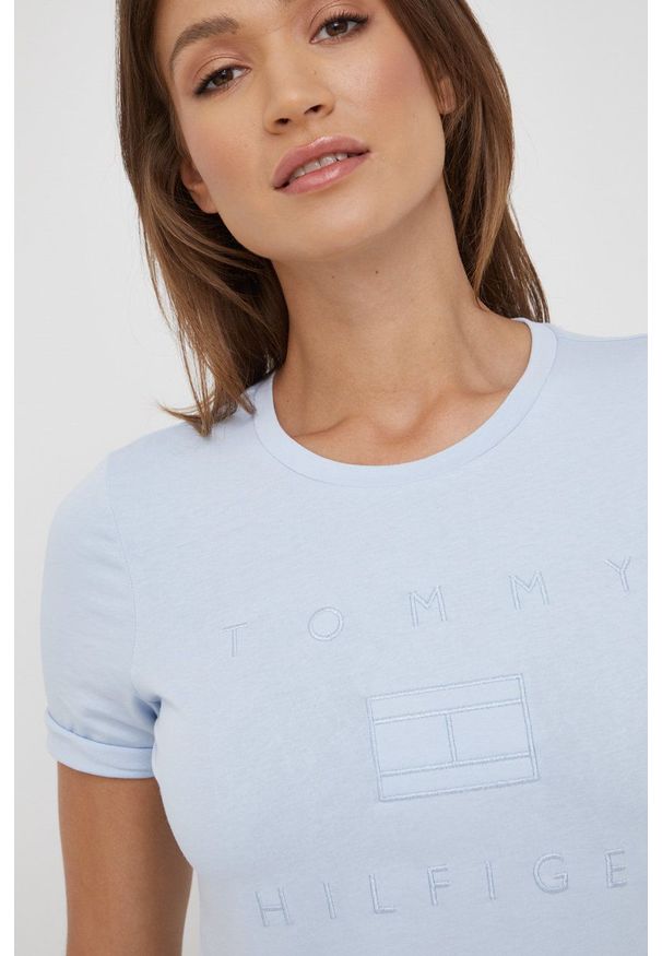 TOMMY HILFIGER - Tommy Hilfiger t-shirt bawełniany. Kolor: niebieski. Materiał: bawełna. Długość rękawa: krótki rękaw. Długość: krótkie. Wzór: aplikacja