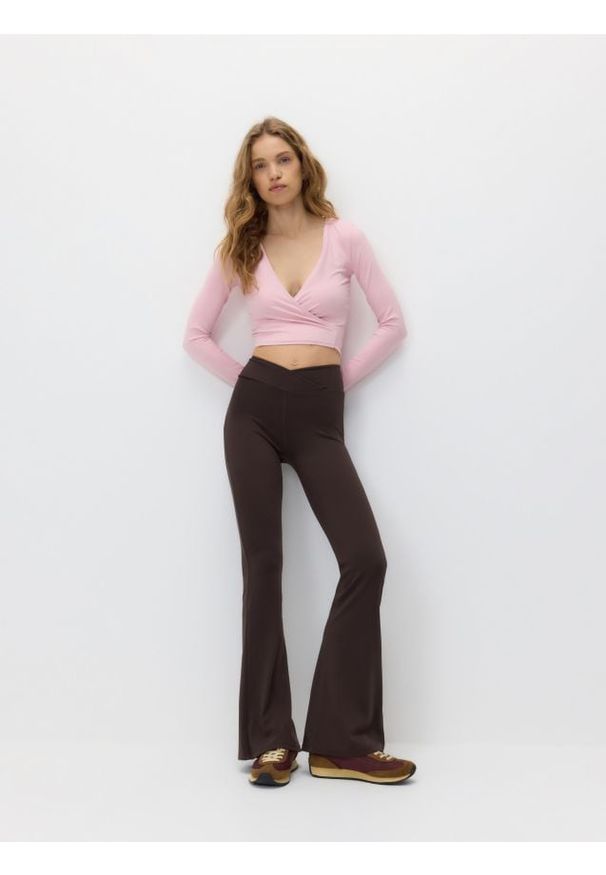 Reserved - Kopertowa bluzka z wiązaniem - pastelowy róż. Kolor: różowy. Materiał: dzianina