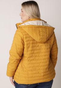 Born2be - Żółta Przejściowa Kurtka Dwustronna z Pikowaniem i Kapturem Azirane. Okazja: na co dzień. Typ kołnierza: kaptur. Kolekcja: plus size. Kolor: żółty. Materiał: jeans. Styl: casual, elegancki #2