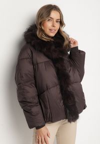 Born2be - Brązowa Pikowana Kurtka Oversize z Futrzanymi Zdobieniami Saranessa. Okazja: na co dzień. Kolor: brązowy. Materiał: futro. Wzór: aplikacja. Styl: casual #5
