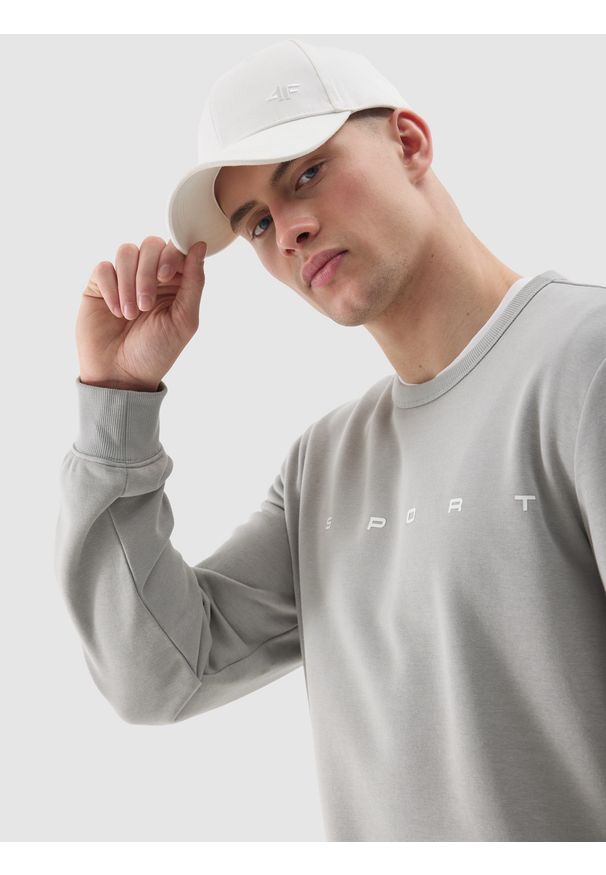 4f - 4F Bluza dresowa nierozpinana bez kaptura męska - szara M. Okazja: na co dzień. Typ kołnierza: bez kaptura. Kolor: szary. Materiał: dresówka. Wzór: napisy, nadruk, ze splotem, gładki. Styl: casual, klasyczny, sportowy