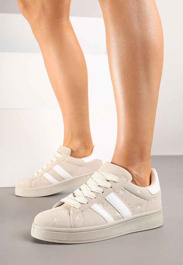 Born2be - Beżowe Sneakersy z Ozdobnymi Paskami i Haftowanymi Kwiatami Malunea. Okazja: na co dzień. Zapięcie: pasek. Kolor: beżowy. Materiał: jeans. Wzór: kwiaty, haft. Obcas: na obcasie. Wysokość obcasa: niski