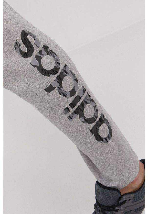 Adidas - Spodnie. Okazja: na co dzień. Kolor: szary. Materiał: dzianina, poliester. Wzór: nadruk. Styl: casual