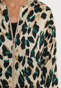 Born2be - Beżowo-Zielona Kurtka Bomberka w Panterkę ze Ściągaczami Irira. Okazja: na spacer, na co dzień. Kolor: beżowy. Materiał: jeans. Długość rękawa: długi rękaw. Długość: długie. Wzór: motyw zwierzęcy. Styl: casual, elegancki #5