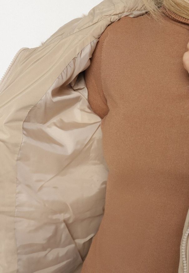 Born2be - Ciemnobeżowa Pikowana Kurtka z Kapturem z Futerkiem Nenadria. Okazja: do pracy, na co dzień, na spotkanie biznesowe. Typ kołnierza: kaptur. Kolor: beżowy. Materiał: futro. Wzór: aplikacja. Styl: casual, biznesowy