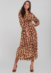 Renee - Brązowa Sukienka Bancroft z Błyszczącym Nadrukiem. Kolor: brązowy. Wzór: nadruk. Typ sukienki: kopertowe. Długość: maxi #1