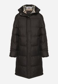 Born2be - Czarna Długa Kurtka Pikowana z Kapturem Genama. Okazja: na co dzień, na spacer. Typ kołnierza: kaptur. Kolor: czarny. Materiał: poliester, dzianina, jeans. Długość: długie. Styl: klasyczny, casual #5