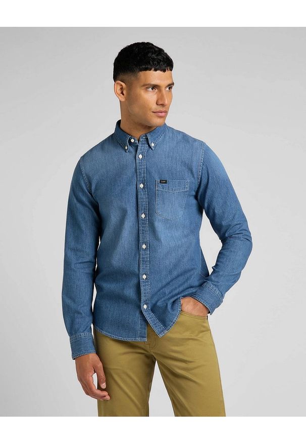 Lee - LEE BUTTON DOWN MĘSKA KOSZULA JEANSOWA TIDE BLUE L880CUQK 112322534. Typ kołnierza: button down. Materiał: jeans