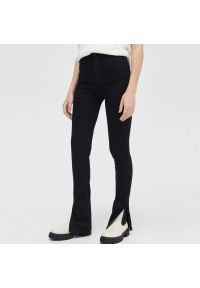 Cropp - Jeansy high waist - Czarny. Stan: podwyższony. Kolor: czarny #1