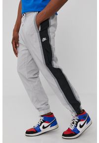 Nike Sportswear Spodnie męskie kolor szary gładkie. Kolor: szary. Materiał: tkanina. Wzór: gładki #4