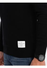 Ombre Clothing - Sweter męski z teksturą i półokrągłym dekoltem - czarny V4 OM-SWSW-0104 - XXL. Kolor: czarny. Materiał: bawełna, akryl. Długość rękawa: długi rękaw. Długość: długie. Wzór: aplikacja