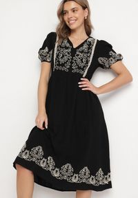 Born2be - Czarna Bawełniana Sukienka Boho o Rozkloszowanym Kroju Zdobiona Haftem Lannivra. Okazja: na co dzień, na imprezę. Typ kołnierza: dekolt w kształcie V. Kolor: czarny. Materiał: bawełna. Wzór: aplikacja, haft. Sezon: lato. Typ sukienki: rozkloszowane. Styl: boho