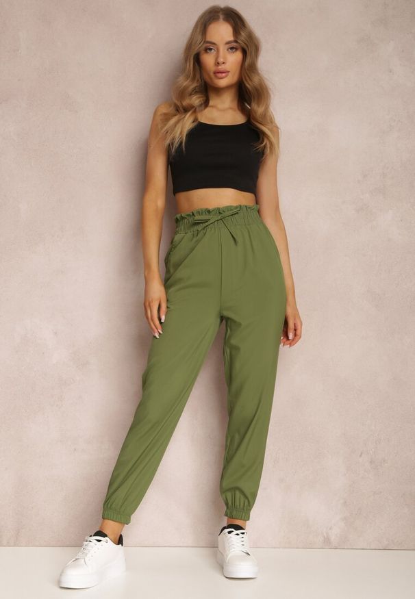 Renee - Zielone Spodnie Asoon. Kolor: zielony. Materiał: materiał, tkanina. Długość: krótkie. Wzór: gładki. Styl: elegancki, sportowy