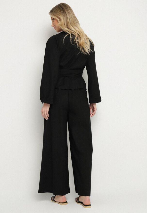 Born2be - Czarny Komplet z Lnem Kopertowa Bluzka i Spodnie Koririssa. Kolor: czarny. Materiał: len