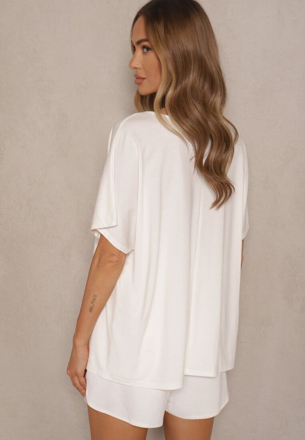 Renee - Biały T-shirt z Wiskozą w Stylu Nietoperza Liofala. Okazja: na co dzień. Kolor: biały. Materiał: wiskoza. Styl: casual, elegancki