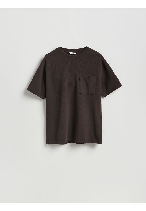 Reserved - Strukturalny t-shirt comfort fit - ciemnobrązowy. Kolor: brązowy. Materiał: dzianina, bawełna