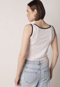 Born2be - Biały Bawełniany Top w Prążki z Guzikami przy Dekolcie Bervise. Okazja: na co dzień. Kolor: biały. Materiał: bawełna. Wzór: prążki. Styl: casual #8