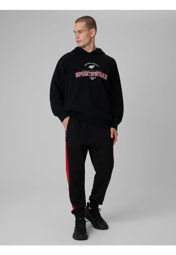 4f - 4F Bluza dresowa loose z kapturem męska - czarna M. Okazja: na spacer, na co dzień, na uczelnię. Typ kołnierza: kaptur. Kolor: czarny. Materiał: dresówka. Styl: casual, klasyczny