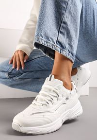 Renee - Białe Sneakersy z Ozdobnym Sznurowaniem i Przeszyciami Tiwaelia. Okazja: na co dzień. Zapięcie: sznurówki. Kolor: biały. Materiał: jeans, skóra #1