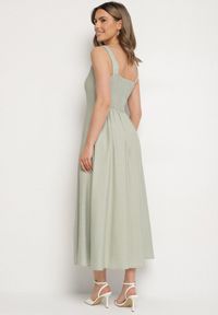 Born2be - Zielona Wiskozowa Sukienka o Rozkloszowanym Kroju z Kwadratowym Dekoltem Avmila. Typ kołnierza: dekolt kwadratowy. Kolor: zielony. Materiał: wiskoza. Styl: klasyczny #3