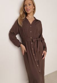 Born2be - Brązowa Bawełniana Sukienka Koszulowa z Paskiem i Regulowanymi Rękawami Sadevia. Okazja: do pracy, na co dzień, na spotkanie biznesowe, na spacer. Kolor: brązowy. Materiał: bawełna. Typ sukienki: koszulowe. Styl: elegancki, biznesowy, klasyczny, casual. Długość: midi #7