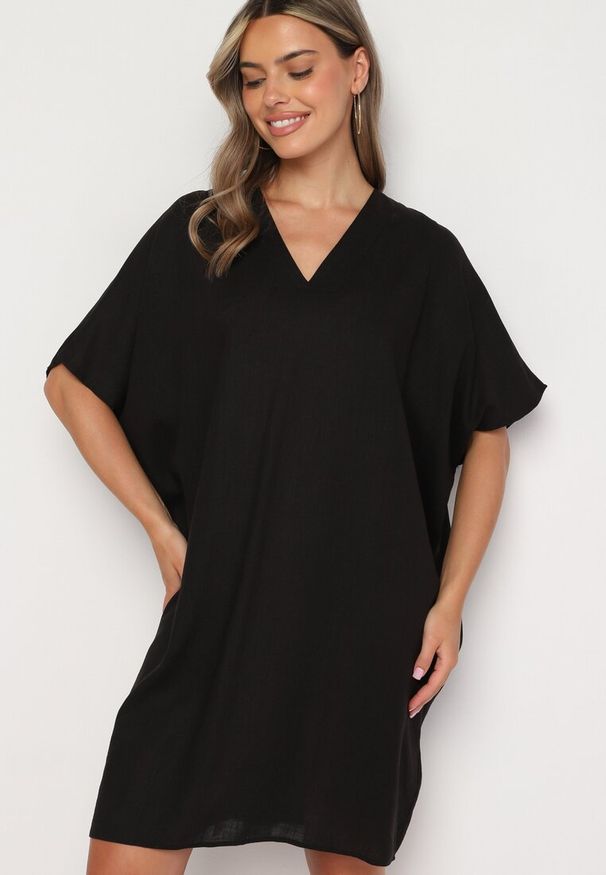 Born2be - Czarna Bawełniana Sukienka o Pudełkowym Kroju z Dekoltem w Serek Vikonia. Okazja: na co dzień. Typ kołnierza: dekolt w serek. Kolekcja: plus size. Kolor: czarny. Materiał: bawełna. Typ sukienki: proste, dla puszystych. Styl: wizytowy, elegancki, casual