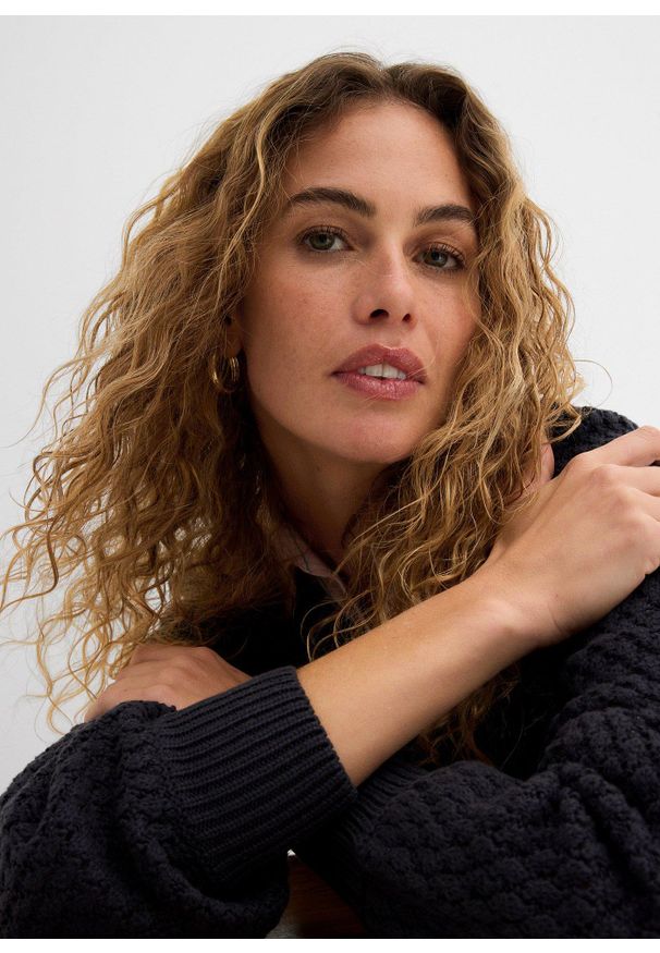 bonprix - Sweter w strukturalny wzór z mieszanki bawełny. Kolor: niebieski. Materiał: bawełna