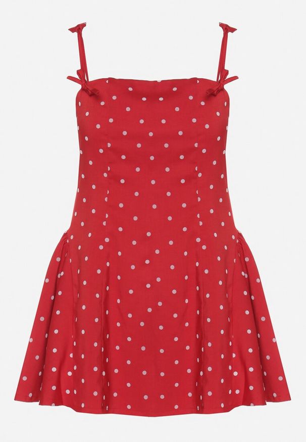 Born2be - Czerwona Sukienka Vices w Grochy o Rozkloszowanym Kroju z Wiązaniem na Ramiączkach Saririse. Okazja: na ślub cywilny, na wesele. Typ kołnierza: dekolt kwadratowy, dekolt gorset. Kolor: czerwony. Długość rękawa: na ramiączkach. Wzór: grochy. Typ sukienki: gorsetowe
