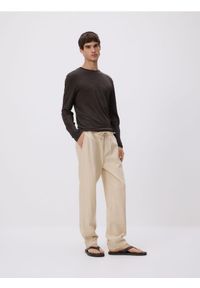 Reserved - Spodnie jogger z lnem - beżowy. Kolor: beżowy. Materiał: len