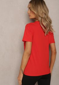 Renee - Czerwony Klasyczny T-shirt z Bawełny o Gładkim Wykończeniu Fioralla. Kolor: czerwony. Materiał: bawełna. Długość rękawa: krótki rękaw. Długość: krótkie. Wzór: gładki. Styl: klasyczny