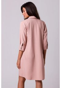 BeWear - Swobodna sukienka z kołnierzykiem guzikami i kieszeniami róż. Kolor: różowy. Materiał: materiał. Typ sukienki: trapezowe #4