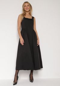 Born2be - Czarna Rozkloszowana Sukienka na Szerokich Ramiączkach Reterna. Okazja: na imprezę. Typ kołnierza: dekolt kwadratowy. Kolor: czarny. Długość rękawa: na ramiączkach. Styl: elegancki. Długość: mini #3