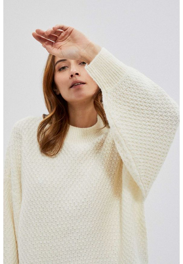 MOODO - Sweter z szerokimi rękawami. Materiał: akryl. Długość rękawa: długi rękaw. Długość: długie. Wzór: gładki