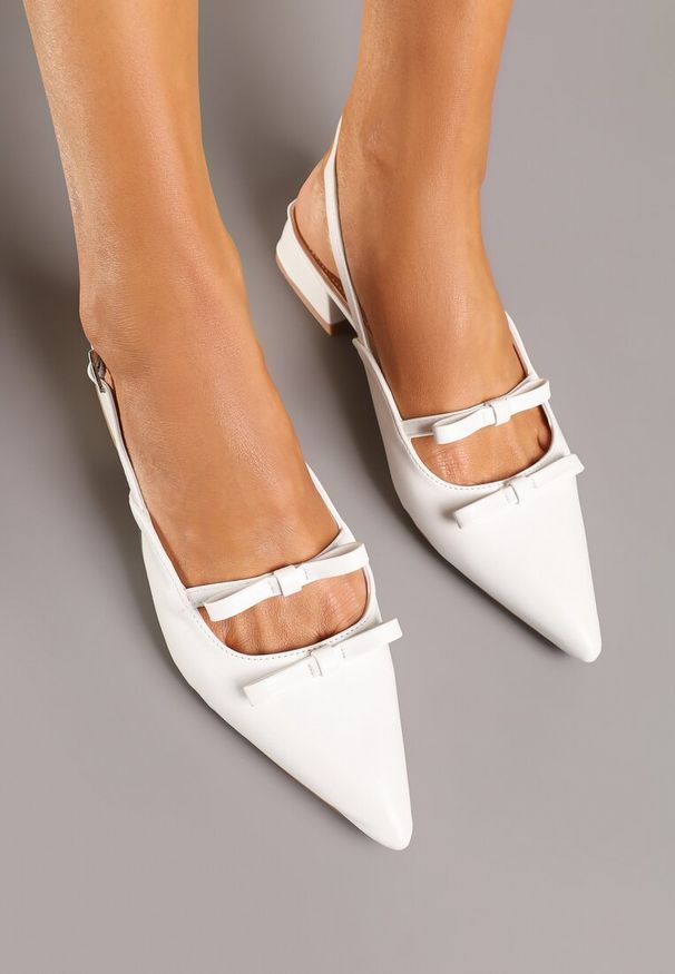 Renee - Białe Sandały Slingback na Niskim Obcasie Zdobione Kokardkami Remelle. Okazja: na co dzień. Zapięcie: pasek. Kolor: biały. Materiał: jeans. Wzór: aplikacja. Obcas: na obcasie. Styl: klasyczny, elegancki, casual. Wysokość obcasa: niski
