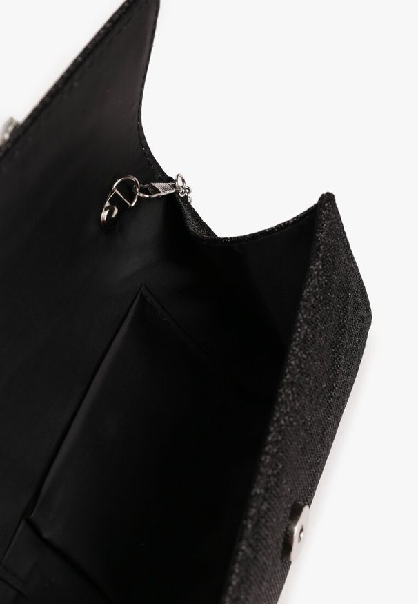 Born2be - Czarna Torebka Kopertówka z Łańcuszkiem i Aplikacją w Kształcie Klamry Ahenli. Kolor: czarny. Wzór: aplikacja. Dodatki: z aplikacjami. Styl: klasyczny, elegancki. Rodzaj torebki: na ramię