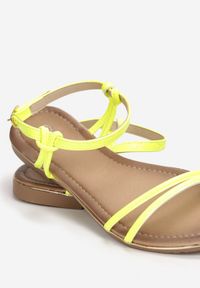 Renee - Żółte Sandały Ashosi. Nosek buta: otwarty. Zapięcie: pasek. Kolor: żółty. Wzór: paski. Obcas: na płaskiej podeszwie. Styl: elegancki