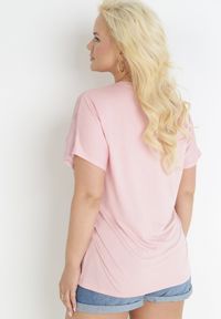 Born2be - Różowy T-shirt z Nadrukiem z Cyrkonii Anatisa. Kolor: różowy. Materiał: bawełna, tkanina. Długość rękawa: krótki rękaw. Długość: krótkie. Wzór: nadruk