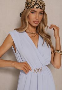 Renee - Jasnoniebieska Sukienka o Rozkloszowanym Kroju z Paskiem z Klamrą Meniros. Kolor: niebieski. Materiał: tkanina. Sezon: lato
