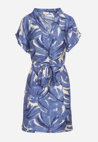 Born2be - Niebieska Pudełkowa Sukienka z Dekoltem w Serek o Roślinnym Wzorze z Paskiem w Talii Resevia. Okazja: na spacer, na co dzień. Typ kołnierza: dekolt w serek. Kolor: niebieski. Długość rękawa: krótki rękaw. Sezon: lato. Typ sukienki: proste. Styl: elegancki, casual, wizytowy #5