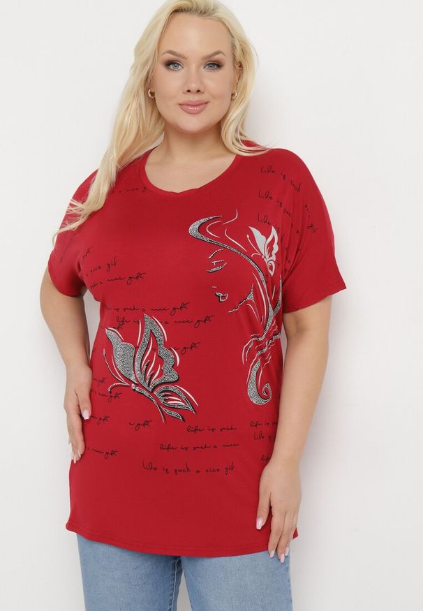 Born2be - Bordowy T-shirt Ozdobiony Cyrkoniami i Nadrukiem Wallilena. Okazja: na co dzień. Kolor: czerwony. Wzór: aplikacja, nadruk. Styl: casual
